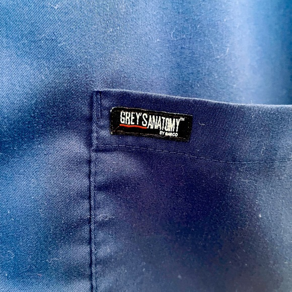 Grey’s Anatomy navy blue scrub top 💙 - Picture 3 of 4